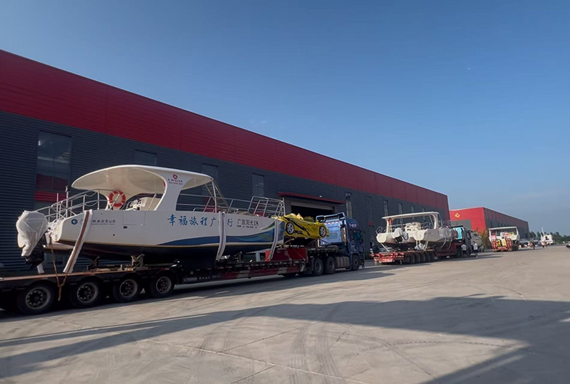 মালা তিনটি ক্যাটামারান, দুটি ওয়াটার স্পোর্টস গাড়ি এবং দুটি জেট স্কি সরবরাহ করে প্রাকৃতিক স্পটের জন্য