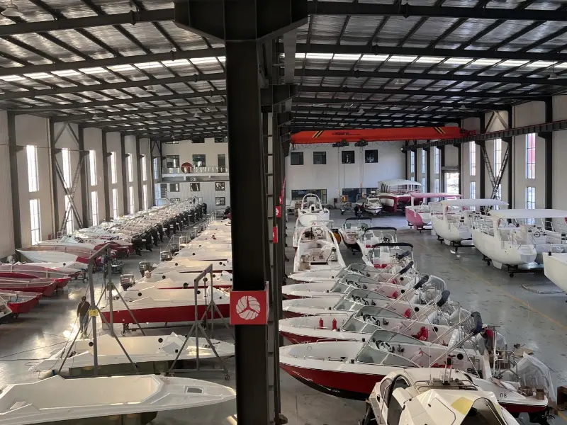 Lawada® ইয়টটি 42 সেট কাস্টম-মেড স্পিড বোট সরবরাহ করবে, বিশেষভাবে বিজিয়া পর্বত পর্বতের জলের অবস্থার জন্য ডিজাইন করা হয়েছে।